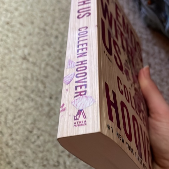 It Ends With Us Book Colleen Hoover - Picture 3 of 3